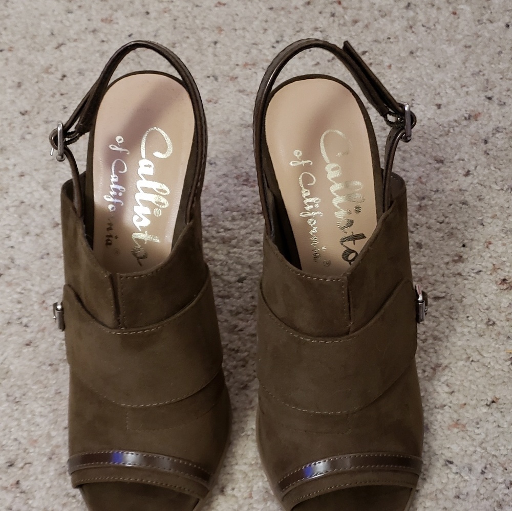 Callisto of California Olive heels, 7, NWT